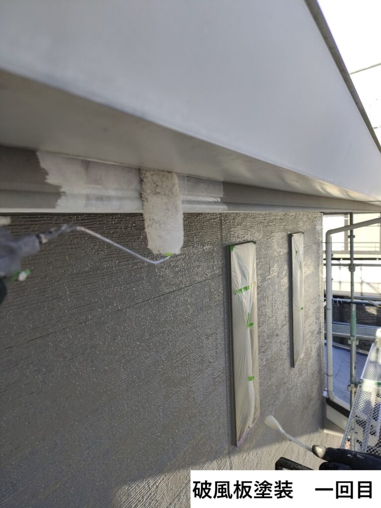 軒天塗装1回目です。